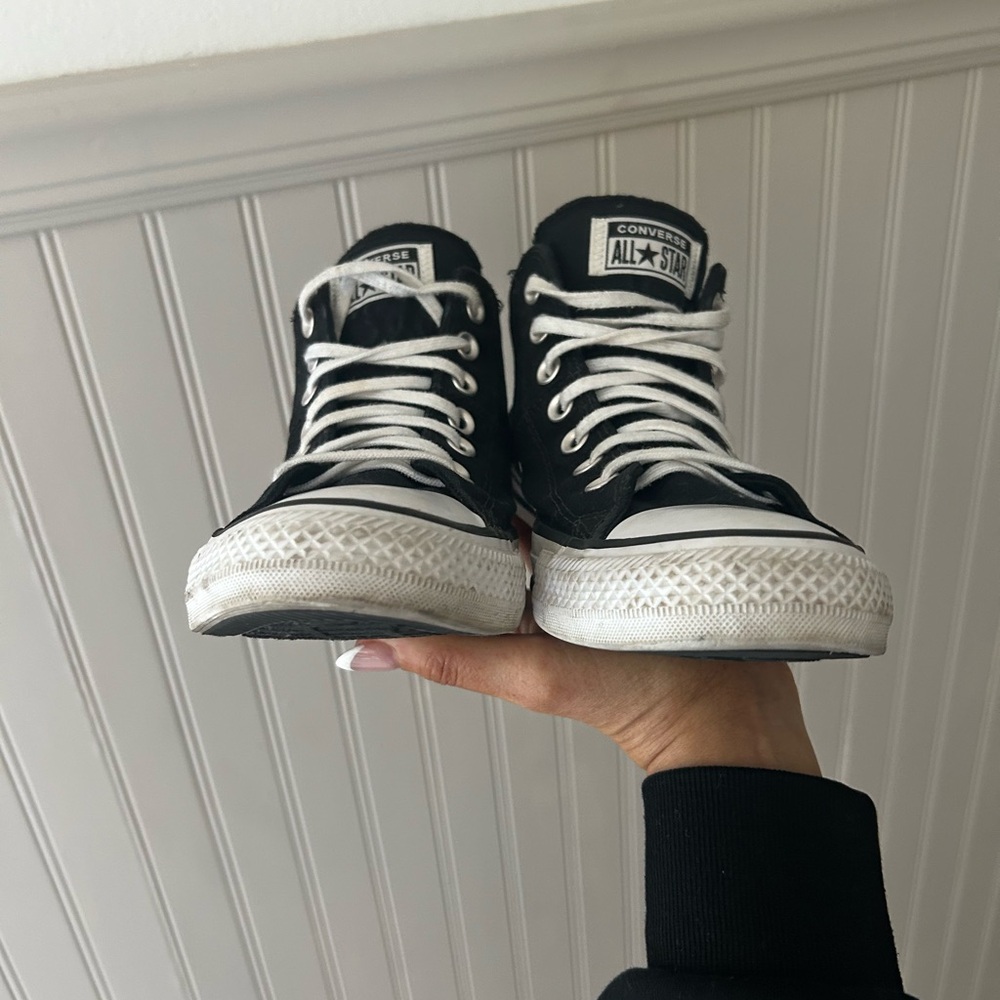 Converse Women’s 9 1/2 Black and White Mid-Top Sneakers - Picture 2 of 8